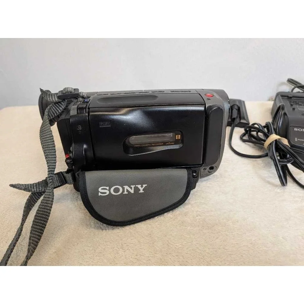 Sony Handycam CCD-TRV22 Video 8 Camcorder 26x Zoom‎ SteadyShot w AC Adapter